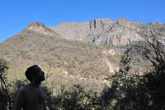 Admirando a paisagem na estrada que liga Monteagudo à Sucre - Bolívia